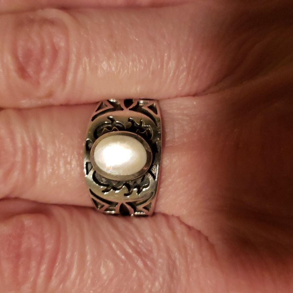 EUC Vintage, Sterling Silver and Mother of Pearl Ring, Size 7 and 3/4 - Picture 5 of 5